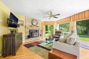 Smart TV, fireplace