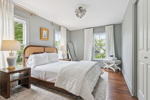 6 bedrooms, iron/ironing board, WiFi, bed sheets