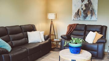 Appartamento Comfort, balcone, vista lago parziale | Tende oscuranti, Wi-Fi gratuito, lenzuola