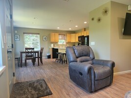 Decoración personalizada, muebles diferentes y cortinas blackout 