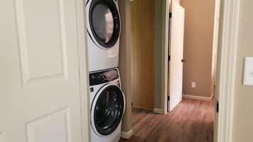 Appartement Confort, balcon, vue partielle sur le lac | Rideaux occultants, Wi-Fi gratuit, draps fournis