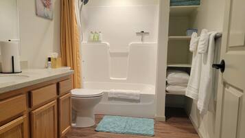 Appartamento Comfort, balcone, vista lago parziale | Bagno | Combinazione doccia/vasca, set di cortesia gratuito, asciugacapelli