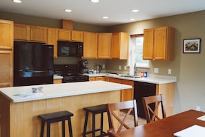 Deluxe Apartment, 2 Bedrooms, Balcony | Private kitchen | Full-sized fridge, microwave, oven, stovetop - Sprucewood Dens (Homer)