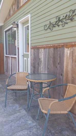 Outdoor dining - Cozy Cottage In Downtown Carbondale (Carbondale)