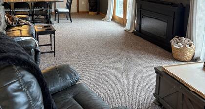 Riders welcome! Gorgeous 3-bedroom house with WiFi in Errol