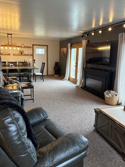 Riders welcome! Gorgeous 3-bedroom house with WiFi in Errol