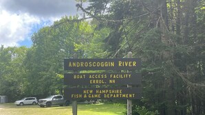 Un panneau indiquant l’accès aux bateaux sur la rivière Androscoggin, à Errol, dans le New Hampshire, cet endroit étant géré par le département des pêches et de la faune du New Hampshire.