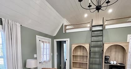 Adorable, quiet, and rural tiny home with porches! 1bedroom/1 bath +LOFT