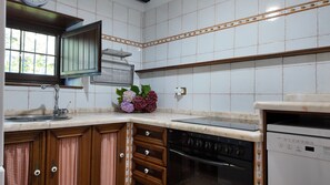 Réfrigérateur, micro-ondes, grille-pain