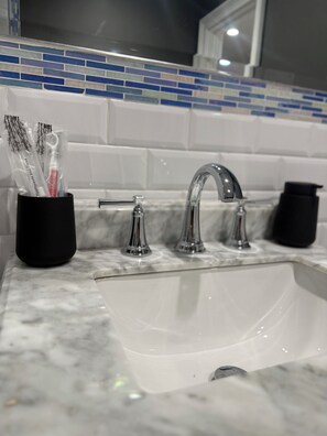 Shower, hair dryer, bidet, towels