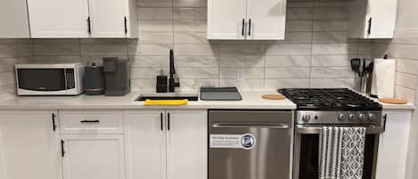Fridge, microwave, stovetop, dishwasher