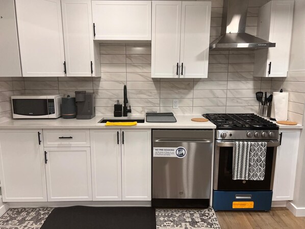 Fridge, microwave, stovetop, dishwasher