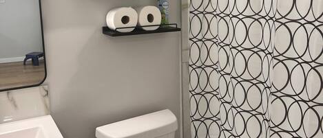 Sèche-cheveux, serviettes fournies, savon, shampoing