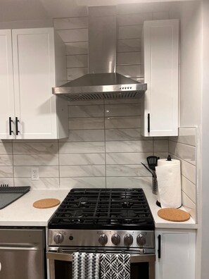 Kjøleskap, mikrobølgeovn, kokeplater og oppvaskmaskin