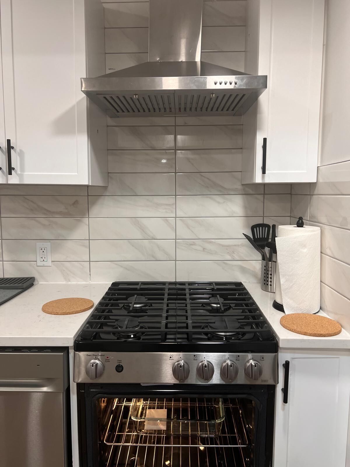 Fridge, microwave, stovetop, dishwasher