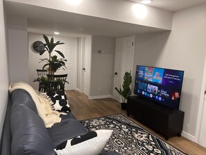 Smart TV - Cozy and clean homestay basement suite in Chappelle community of SW Edmonton (Edmonton)