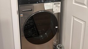 En pladsbesparende vaskemaskine og tørretumbler i ét med digitalt display, ENERGY STAR-mærke og kontrolpanel.