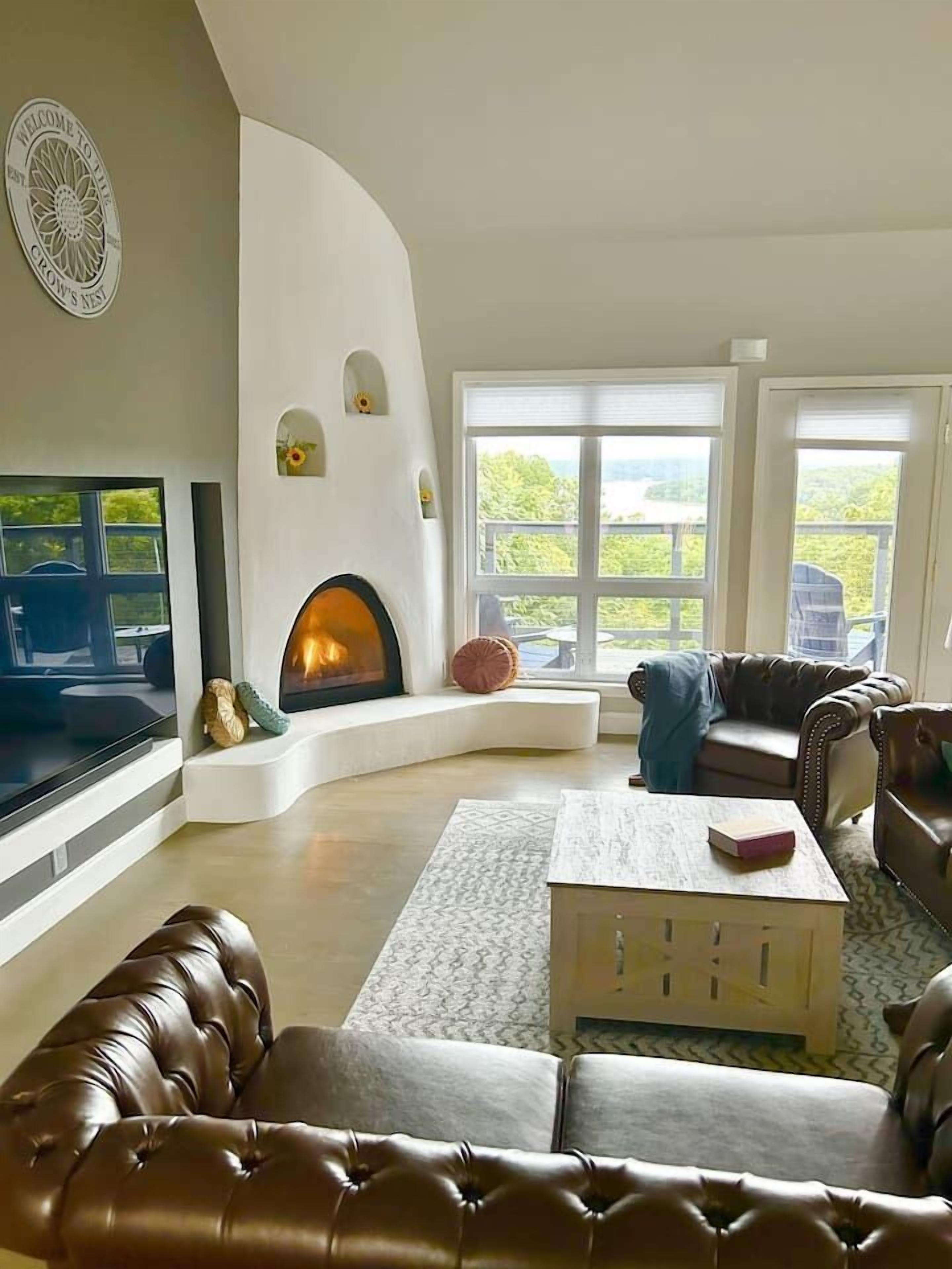 Smart TV, fireplace, books, offices