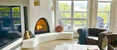 TV connectée, cheminée, livres, espaces bureaux