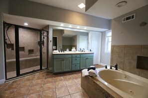 Douche, sèche-cheveux, serviettes fournies