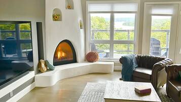 Smart TV, fireplace, books, offices