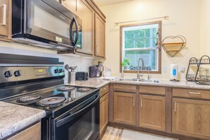 Fridge, microwave, oven, stovetop - Sandcastle Getaway! Walk to the beach and town! (Douglas)