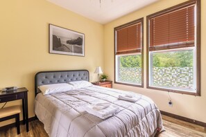 3 bedrooms, iron/ironing board, free WiFi, bed sheets - Sandcastle Getaway! Walk to the beach and town! (Douglas)