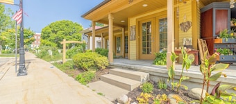 Pebble Hideaway-downtown Douglas and close to beach!