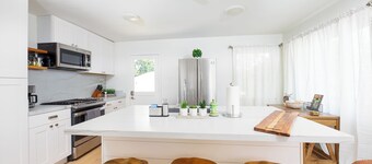 Charming 3-bedroom house with AC, WiFi on the Mesa!