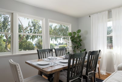 Charming 3-bedroom house with AC, WiFi on the Mesa!
