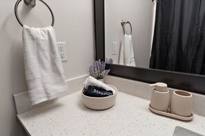 Ducha, secador de pelo, toallas, jabón
