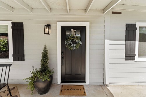 Cottage on King: Stylish and comfortable in the country!