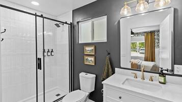 Regadera, secadora de cabello, toallas, jabón