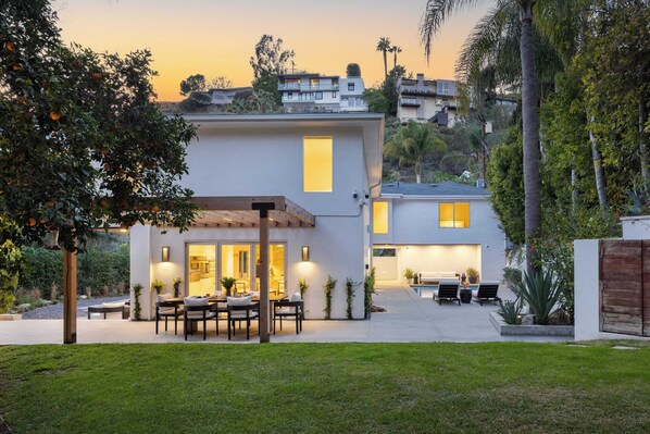 House (4 Bedrooms) | Front of property - Luxury Hollywood Hills Home With Pool, Outdoor Dining & Iconic Views Skyline Chalet (West Hollywood)