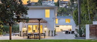 ลักชัวรี ฮอลลีวูด ฮิลส์ โฮม วิธ พูล, เอาท์ดอร์ ไดนิ่ง แอนด์ ไอโคนิค วิวส์ สกายไลน์ ชาเลต์