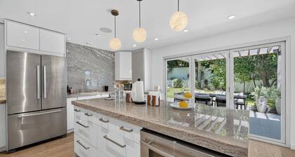 Luxury Hollywood Hills Home With Pool, Outdoor Dining & Iconic Views Skyline Chalet