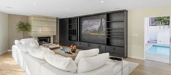 Luxury Hollywood Hills Home With Pool, Outdoor Dining & Iconic Views Skyline Chalet
