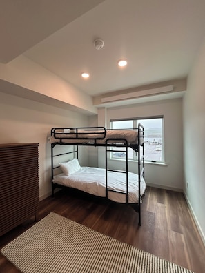 1 habitación, tabla de planchar con plancha, wifi y ropa de cama