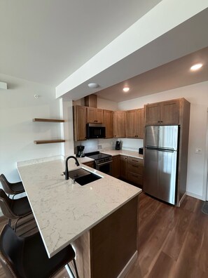 ثلاجة، ميكروويف، فرن، موقد طهي مسطح