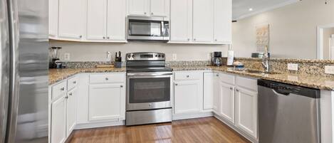 Réfrigérateur, micro-ondes, four, plaque de cuisson