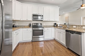 Geladeira, micro-ondas, fogão, cooktop