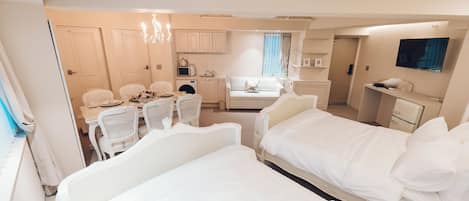 Deluxe Triple Room | Blackout drapes, free WiFi
