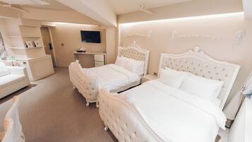 Deluxe Triple Room | Blackout drapes, free WiFi