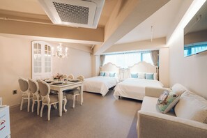 デラックス トリプルルーム | 遮光カーテン、WiFi (無料)