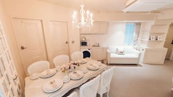 Deluxe driepersoonskamer | Verduisterende gordijnen, gratis wifi