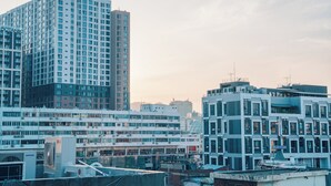 A high-rise building with multiple floors and a modern architectural design. - MONTHLIV Euljiro Hotel Stay (Seoul)
