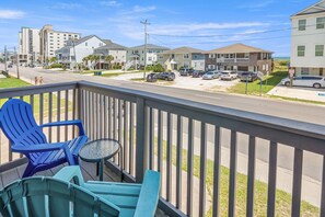 Property grounds - Cozy 2BR condo steps from the beach with ocean views, full kitchen, and great off-season rates (North Myrtle Beach)