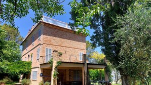 Un edificio de ladrillo de dos plantas con un patio techado.