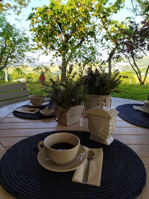 Outdoor dining - "Places of the soul" Country House- Private luxurious villa with pool (Marche)