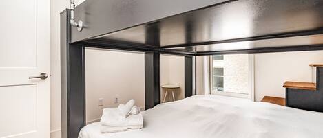 2 habitaciones, tabla de planchar con plancha y cuna de viaje